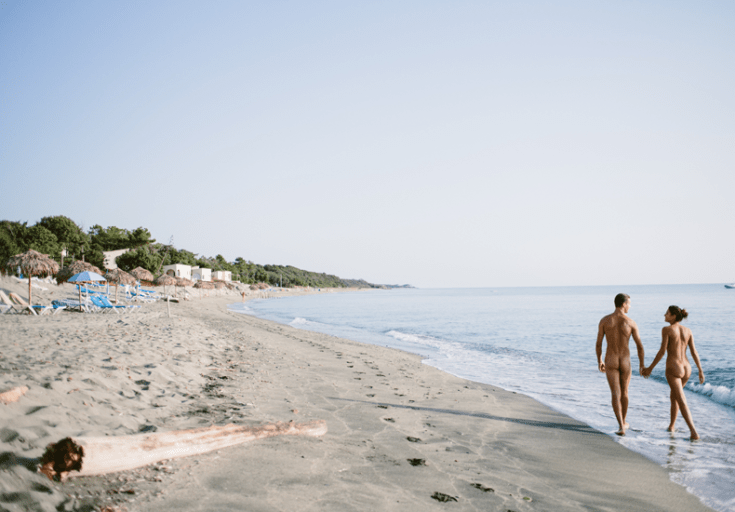 Het strand van Riva Bella is 1,3 kilometer lang en nodigt uit tot het maken van blote strandwandelingen. © Riva Bella / Celine Hamelin