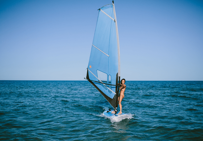 Altijd al willen windsurfen in je blootje? Het kan op 4 sterren naturistencamping Riva Bella. © Riva Bella / Celine Hamelin