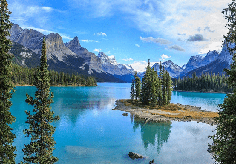 Een aanrader voor elke rondreis door Canada is Spirit Island in Malgine Lake. Het is een van de meest gefotografeerde plekken in Canada. © Robert Dickinson via Pixabay 