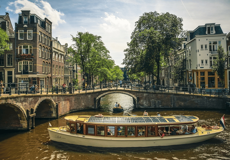 Uren slenteren door de stad? Maak in plaats daarvan een rondvaart door Amsterdam. Dat biedt veel meer ontspanning. © Stocksnap/Pixabay