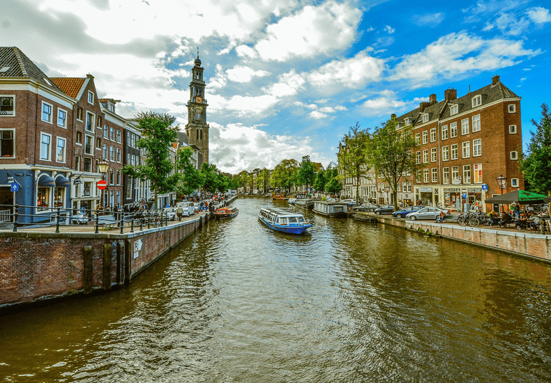 Tijdens een rondvaart over de Amsterdamse grachten zie je vaak meer van de historische gevels dan tijdens een wandeling over straat. © user32212 / Pixabay