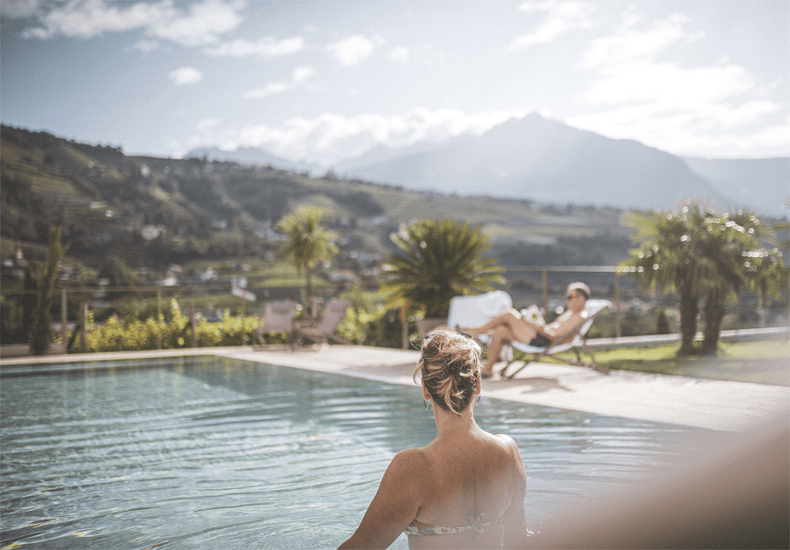 Vanuit het zwembad in Rosenhotel Maria Theresia heb je uitzicht op bergen, wijngaarden en palmen. © Manuel Kottersteger / Maria Theresia
