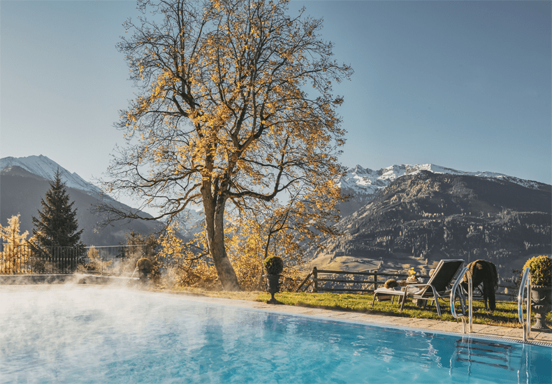 Vanuit het buitenzwembad en de tuin van kasteel Mittersill heb je een prachtig uitzicht over het Salzachtal. © Michael Huber / Hotel Schloss Mittersill