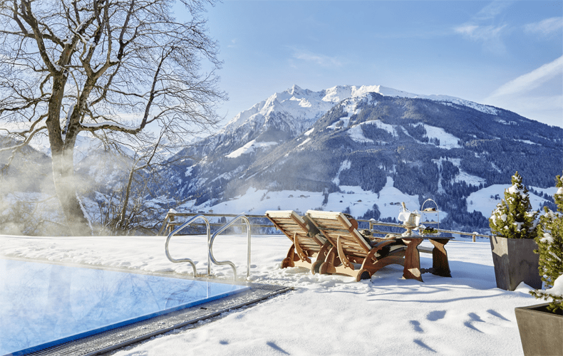 Geniet op winterse dagen van het buitenzwembad en de wellness van Schloss Mittersill. © Michael Huber / Hotel Schloss Mittersill