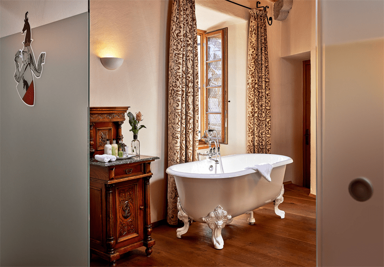 De rijkdom van het verleden en elegantie gaan hand in hand zoals in de badkamer van de Coco-Chanel-suite in kasteel Mittersill. © Michael Huber / Hotel Schloss Mittersill