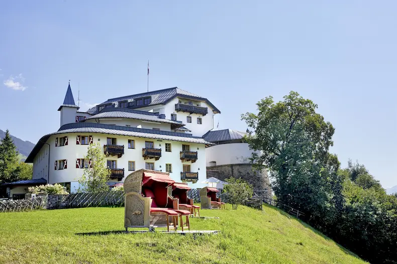 Kasteel Hotel Schloss Mittersill ligt op een schitterende locatie hoog boven Mittersill. © Hotel Schloss Mittersill