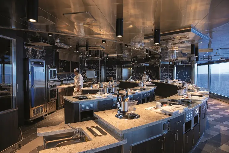 De Culinary Arts Kitchen op de Seven Seas Splendor telt 18 werk- en kookstations. © Regent Seven Seas Cruises