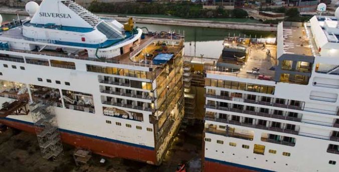 Cruiseschip Silver Spirit wordt doorgezaagd, waarna er een nieuw scheepsdeel van 15 meter lengte wordt toegevoegd. © Silversea