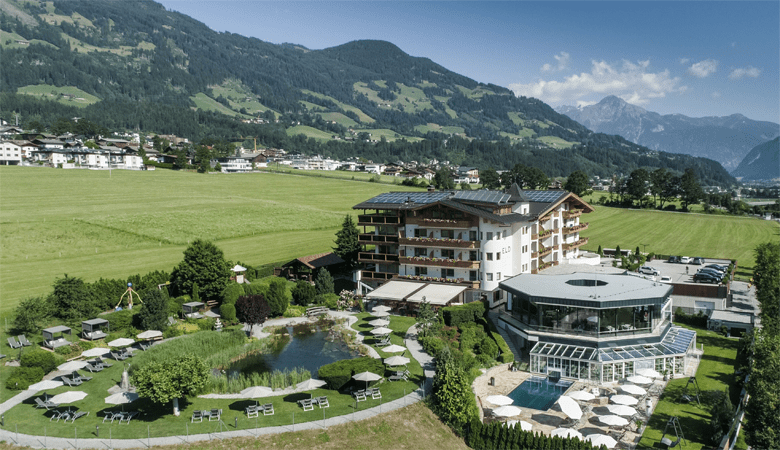 Het 4* Superior Sport- en Wellnesshotel Held ligt op een prachtige plek in Fügen, aan het begin van het Zillertal. © Held Hotel & Spa