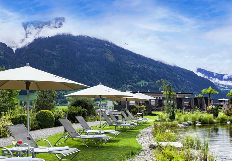Ook in de tuin van Hotel Held kun je ontspannen en genieten van de schoonheid van de bergen in het Zillertal. © Held Hotel & Spa