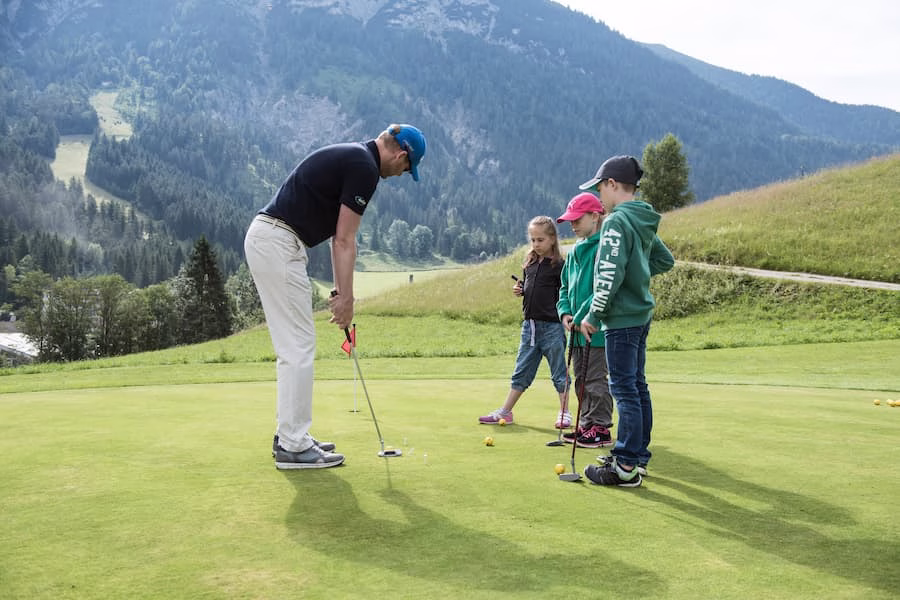 Kinderen kunnen bij Sporthotel Achensee ook buiten in de natuur spelen en sporten, zoals kennismaken met kindergolf. © Alex Gretter / Sporthotel Achensee