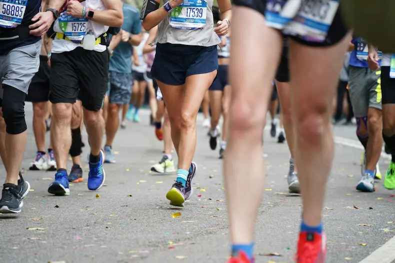 Boek een marathon reis naar de grote marathonwedstrijden en ren mee. © Tong Su / Unsplash
