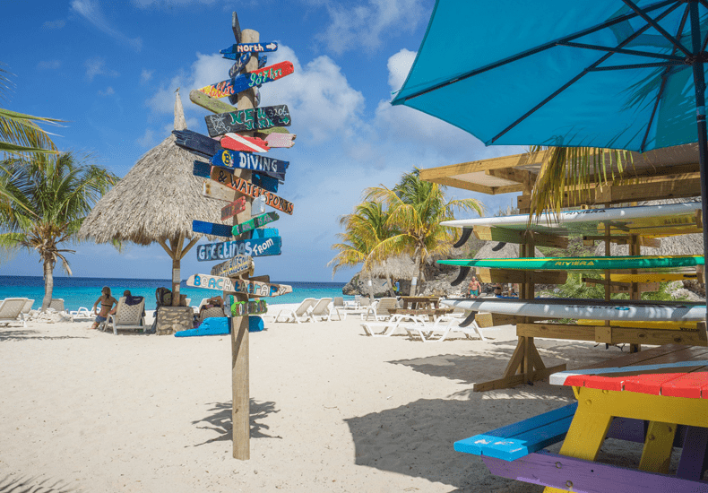 Curaçao heeft tal van paradijselijke stranden. © Michelle Raponi / Pixabay 
