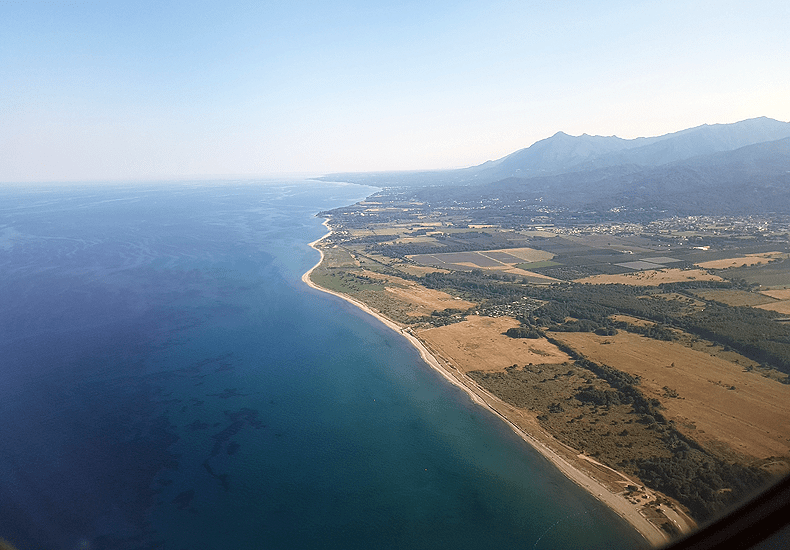 Al vanuit de lucht kun je de stranden van Corsica zien liggen, zoals hier rond luchthaven Bastia op het noorden van Corsica. © Nico van Dijk / Reisprofs.nl