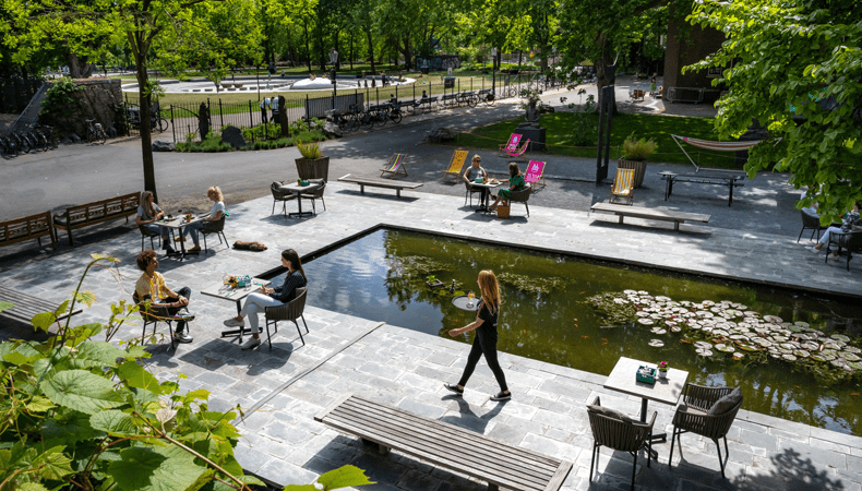 Het terras van het Koninklijk Instituut voor de Tropen en het Amsterdam Tropenhotel vormt een oase van rust en groen in de stad. © Fair Focus