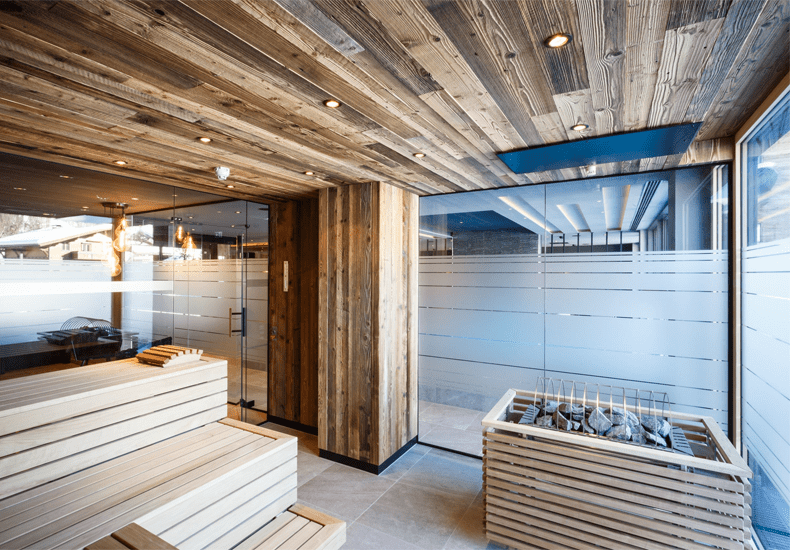 De sauna in The Matthew Copper Lodge in Wagrain. Er is een aparte sauna voor gasten die liever badkleding in de sauna aan houden. © Geisler & Trimmel - Lukas Rubisoier / The Matthew