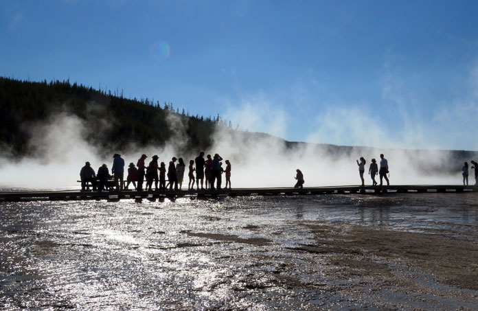 Grand Prismatic Pool in Yellowstone National Park trekt veel toeristen © Nico van Dijk