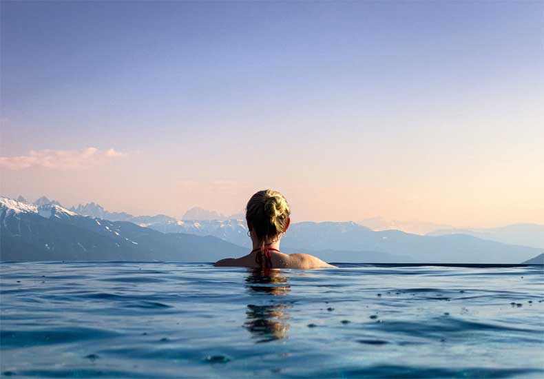 Vanuit de infinity pool heb je een weergaloos uitzicht over het Jochtal. © Niklas Koch / Tratterhof Mountain Sky Hotel