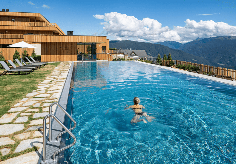 Geniet van de zomer met een verkoelende duik in het zwembad © Moving Pictures /Tratterhof - Mountain Sky Hotel