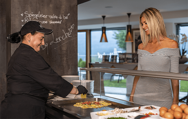 In het Tratterhof Mountain Sky Hotel maken de koks heerlijke gerechten van de beste producten uit de Alpiene en de Mediterrane keuken. © MovingPictures / Tratterhof Mountain Sky Hotel