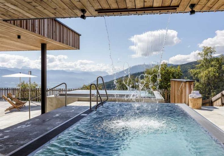 Vanuit de infinitypools en de zwembaden van het Tratterhof Mountain Sky Hotel heb je een prachtig uitzicht op de Dolomieten in het Jochtal en het Altfasstal © Günter Standl / Tratterhof - Mountain Sky Hotel.