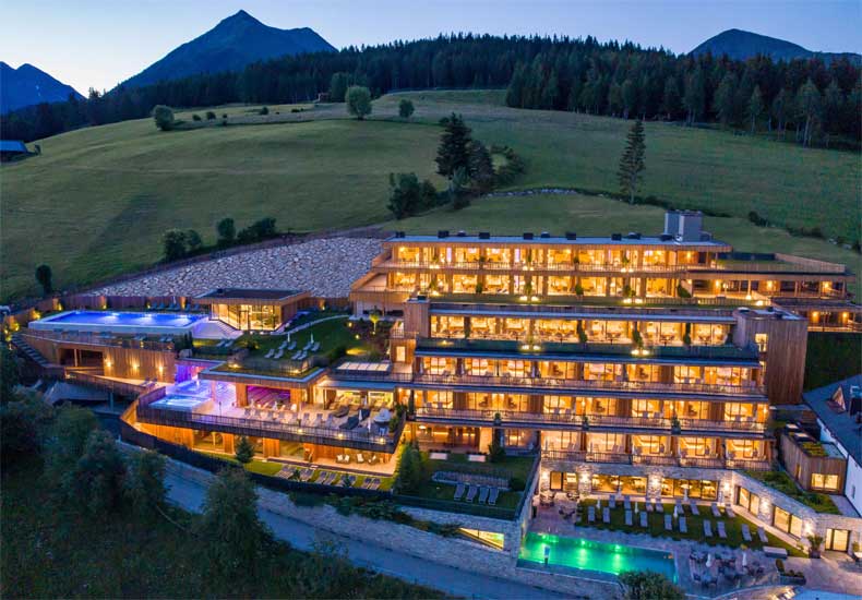 Het Tratterhof Mountain Sky Hotel gaat helemaal op in het landschap. Dichterbij de natuur kun je bijna niet komen. © Moving Pictures / Tratterhof Mountain Sky Hotel.