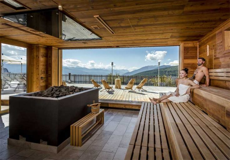 In de panoramasauna's van het Tratterhof Mountain Sky Hotel kun je heerlijk ontspannen met zicht op de Dolomieten. © Günter Standl / Tratterhof Mountain Sky Hotel.