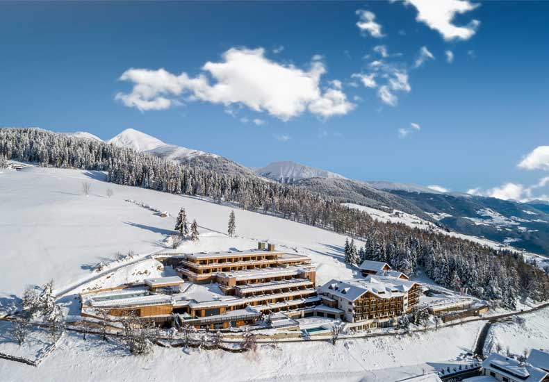 Het Tratterhof Mountain Sky Hotel ligt  in het zonnige skigebied Gitschberg-Jochtal. © Tratterhof Mountain Sky Hotel