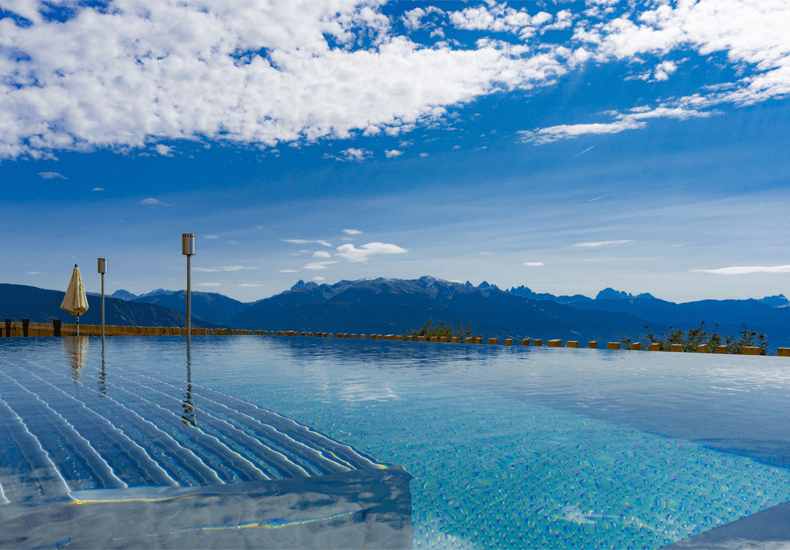 Het Tratterhof Mountain Sky Hotel beschikot over een aantal heerlijke zwembaden met fantastisch uitzicht op de Dolomieten. © Thomas Florian Wörndle / Tratterhof Mountain Sky Hotel