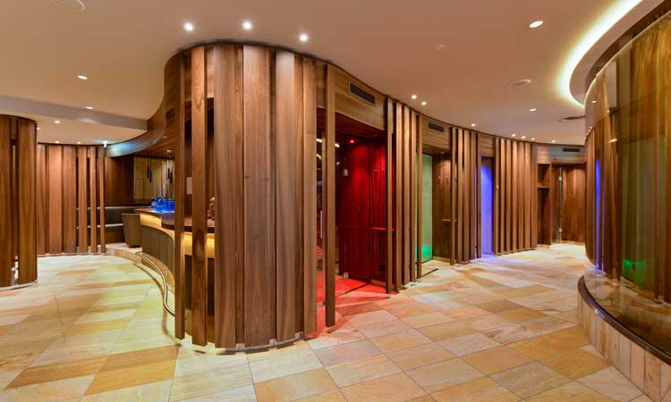 De Royal Spa in het Trofana Royal in Ischgl. Er zijn aparte sauna's voor gasten die liever hun badkleding aan houden. © Gourmet & Relax Resort Trofana Royal SUPERIOR