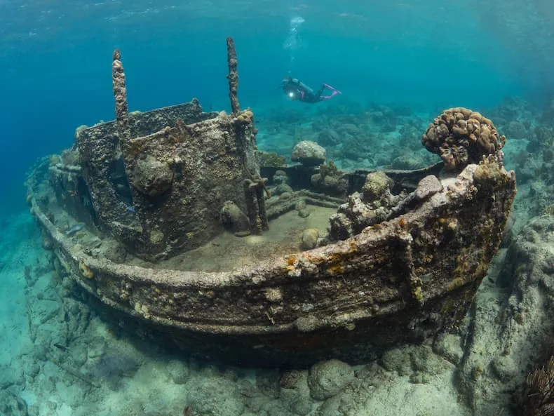 Tugboat is een leuke duiklocatie die ook voor snorkelaars leuk is om te doen. © Curaçao Tourist Board