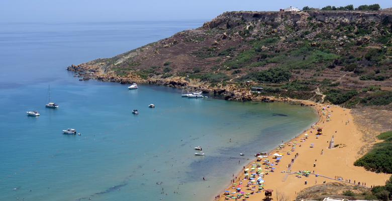 Op Malta en buureiland Gozo, zoals hier bij de grot van Calypso, zijn zandstranden. © Nico van Dijk / Reisprofs.nl