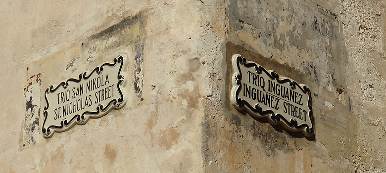 Op de straatnaambordjes kun je zien hoe anders de Maltese taal is. Maar iedereen op Malta spreekt Engels. © Nico van Dijk / Reisprofs.nl