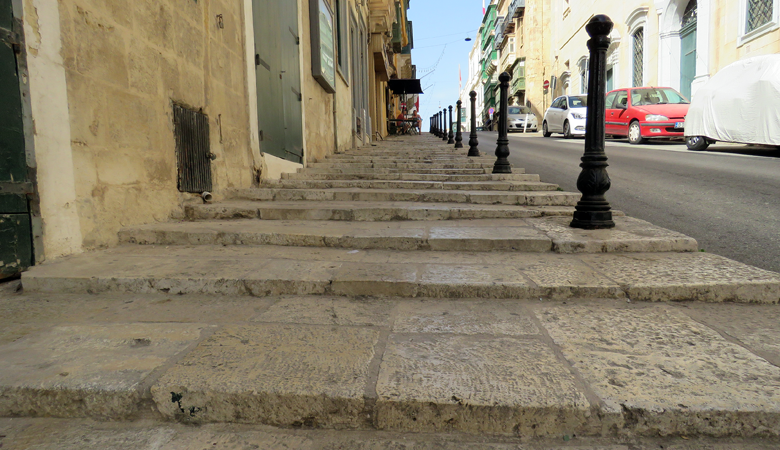 Speciale 'luie trappen' maakten het voor de Maltezer ridders met hun zware wapenrusting makkelijker om de bovenstad van Valletta te bereiken. © Nico van Dijk / Reisprofs.nl