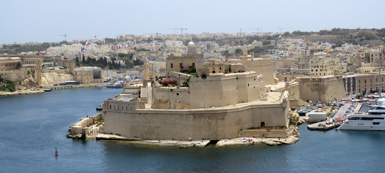 Om het strategisch gelegen Malta is eeuwenlang gevochten. Al sinds de tijd van de kruisridders verdedigen zware forten de haven van Valletta. © Nico van Dijk / Reisprofs.nl