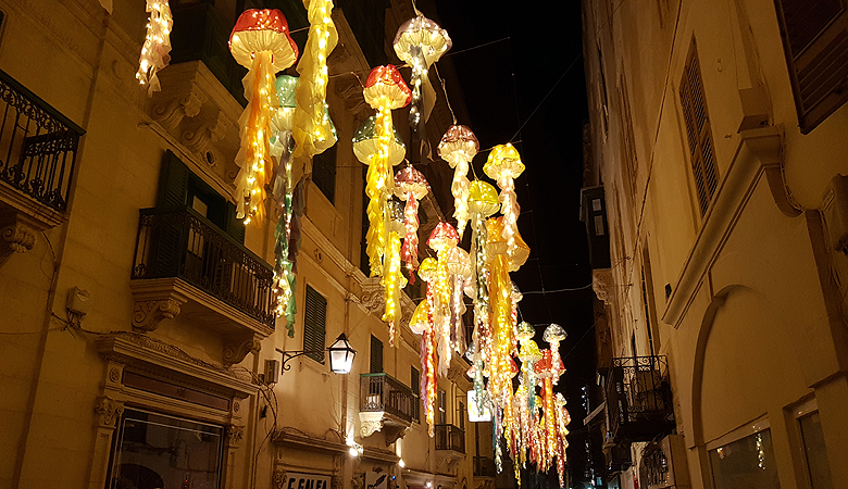 Valletta nightlife: dankzij de hoge temperaturen is er in Valletta ook 's avonds veel levendigheid op straat. © Nico van Dijk / Reisprofs.nl