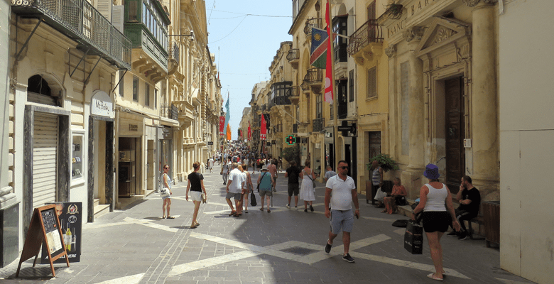 Veel bezienswaardigheden in Valletta liggen aan of vlakbij de Republic Street, de hoofdstraat van Valletta. © Nico van Dijk / Reisprofs.nl