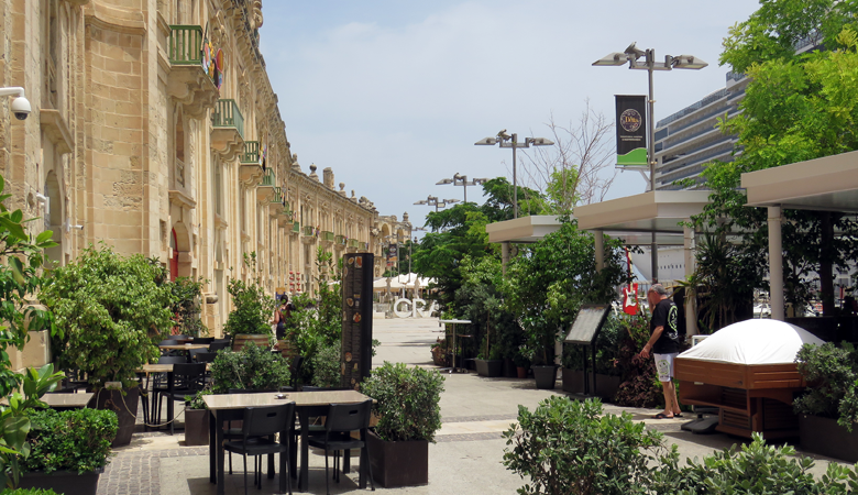 Bij de Valletta Waterfront, bij de cruiseterminal van Valletta, zijn tal van restaurants. Let bij het bestellen wel op, want de porties in de Maltezer horeca zijn vaak omvangrijk. © Nico van Dijk / Reisprofs.nl