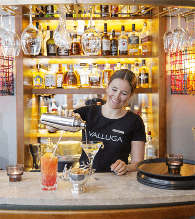 Na afloop van een dag in de bergen kun je heerlijk ontspannen in de spa of aan de bar van het Valluga Hotel © Johanna Gunnberg (VALLUGA Hotel)
