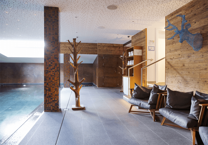 Het boetiekhotel Valluga in Sankt Anton beschikt over een wellness en een indoor zwembad. © Johanna Gunnberg / VALLUGA Hotel