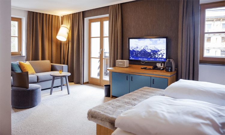 Grote tweepersoonskamer in het Valluga Hotel in Sankt Anton am Arlberg © Johanna Gunnberg / VALLUGA Hotel