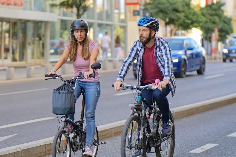 In sommige landen krijg je een boete als je geen fietshelm draagt. © Mircea Iancu / Pixabay