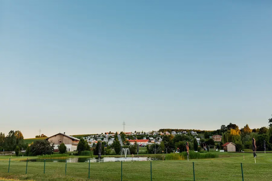 Vital Camp Bayerbach heeft verschillende zwemgelegenheden buiten, maar ook een overdekt thermenzwembad met saunalandschap. © Vital Camp Bayerbach