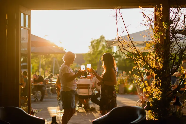 Lekker ontspannen met een drankje in de Huckenhammer Stad. © Vital CAMP Bayerbach