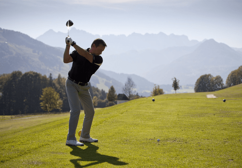 Golfen in de Kaiserwinkl tegen het decor van het Kaisergebirge. © TVB Kaiserwinkl / Das Walchsee Aktivresort