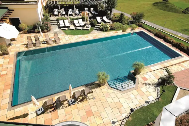 Ontspan lekker op het terras rond het buitenzwembad. © Wellnessresidenz Schalber