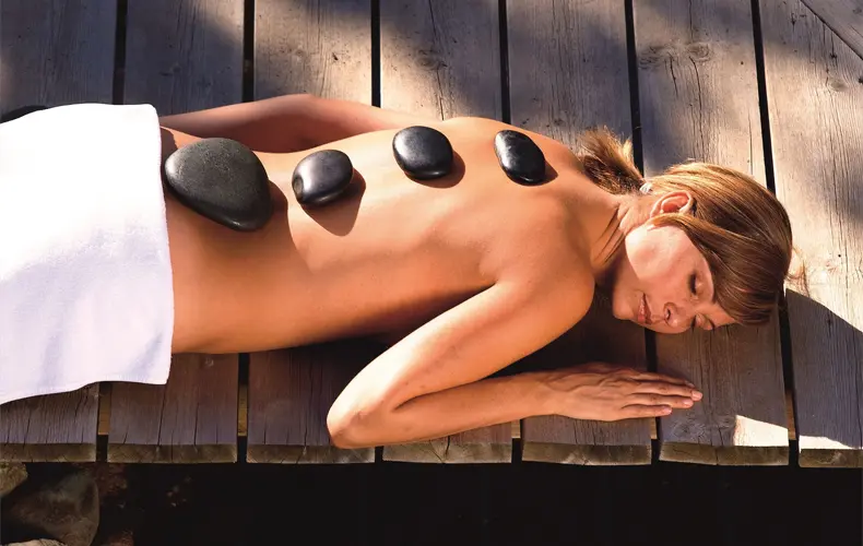 Geniet in Wellnessresidenz Schalber van heerlijke massages en schoonheidsbehandelingen, zoals een hot-stone-behandeling. © Wellnessresidenz Schalber