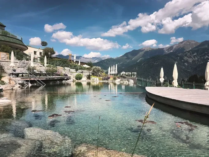 Neem een duik in het kristalheldere water van de natuurzwemvijver. © Wellnessresidenz Schalber