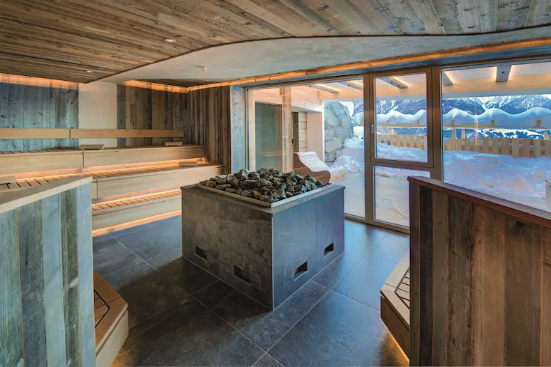 De Finse sauna is een van de vele sauna's in Wellnessresidenz Schalber. Het 5 sterren superior hotel in Serfaus heeft 5000 vierkante meter aan zwem- en wellness-plezier. © Wellnessresidenz Schalber