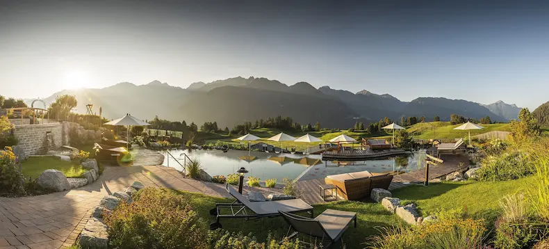 Ook in de herfst kun je nog heerlijk genieten in de spa-tuin van Wellnessresidenz Schalber. © Wellnessresidenz Schalber